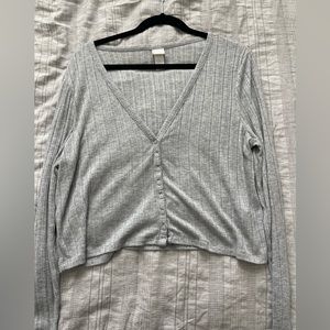 Light grey V-neck longe sleeve